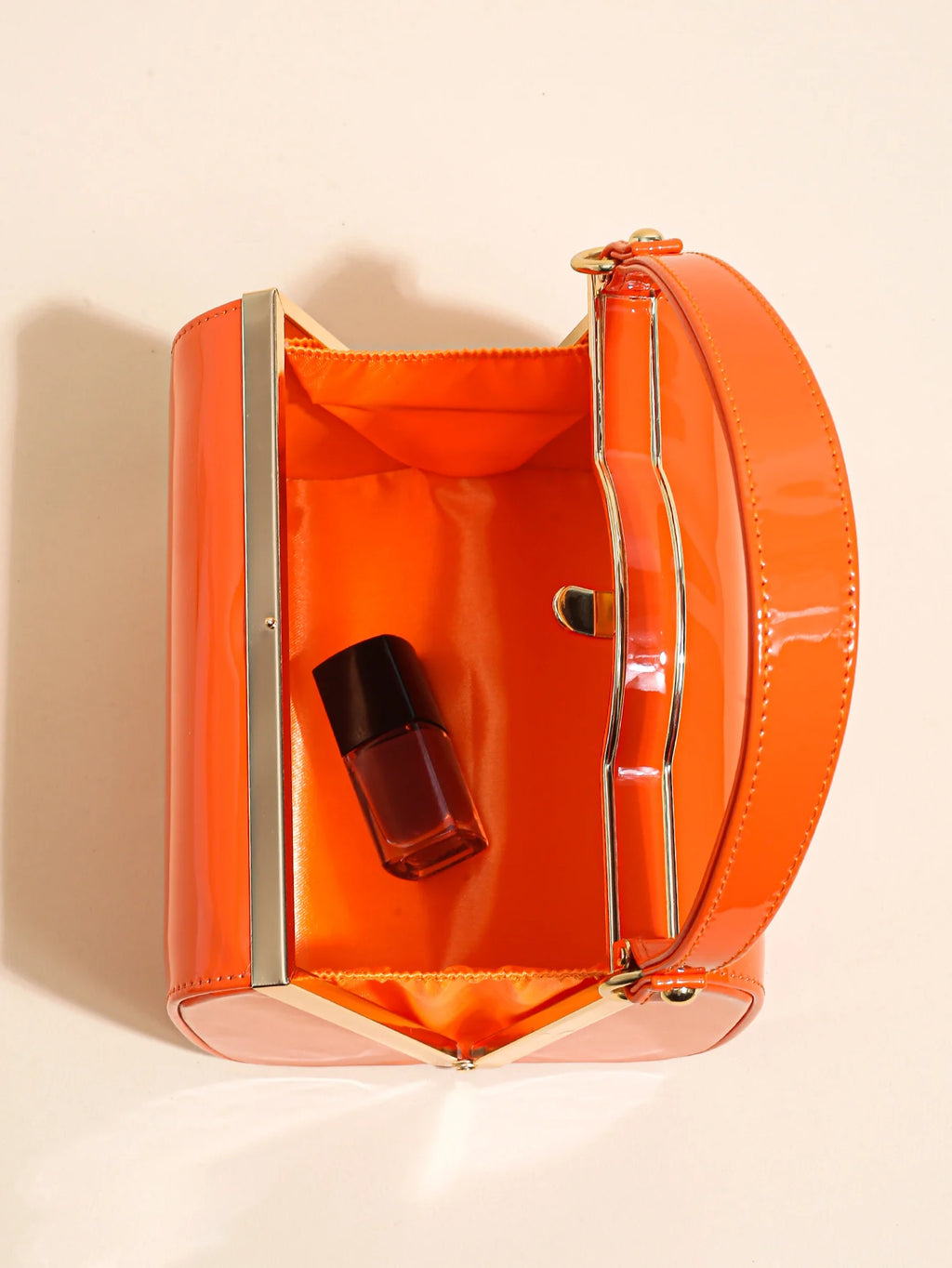 Cuir verni élégant et minimaliste