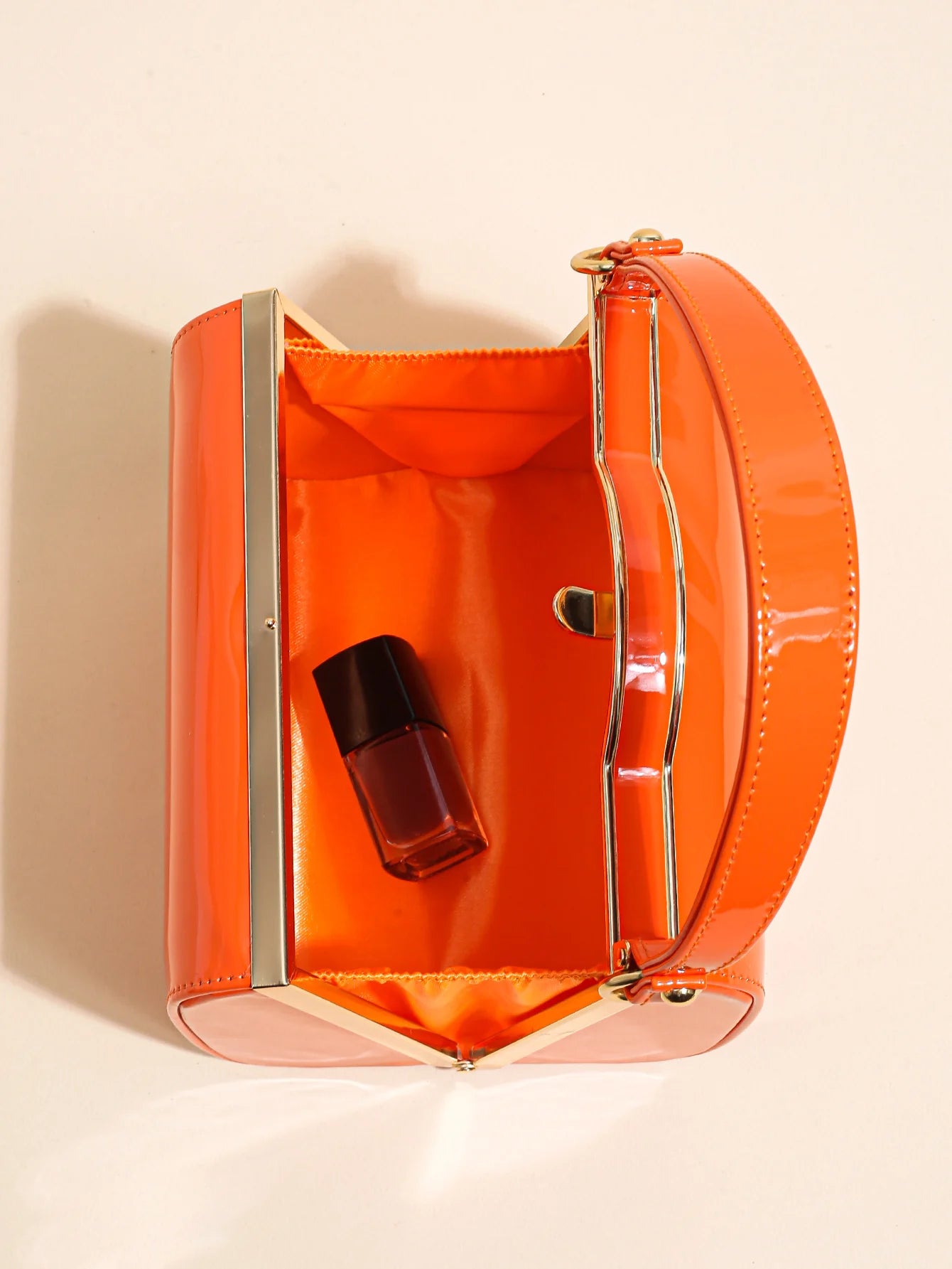Cuir verni élégant et minimaliste