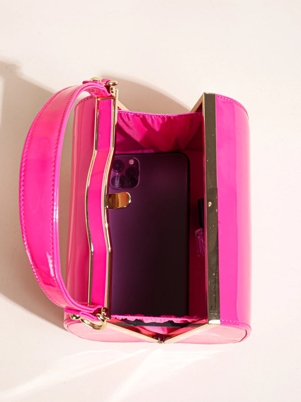 Cuir verni élégant et minimaliste