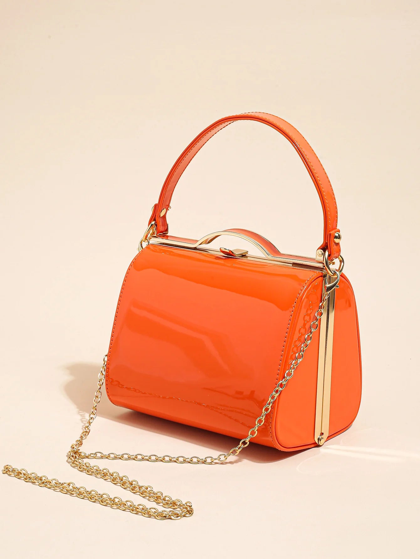 Cuir verni élégant et minimaliste