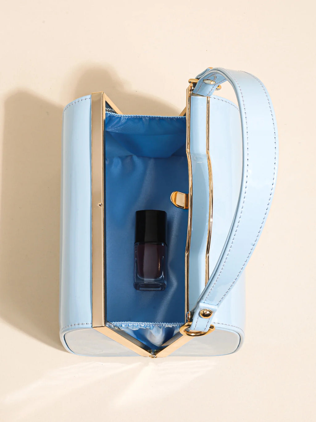 Cuir verni élégant et minimaliste